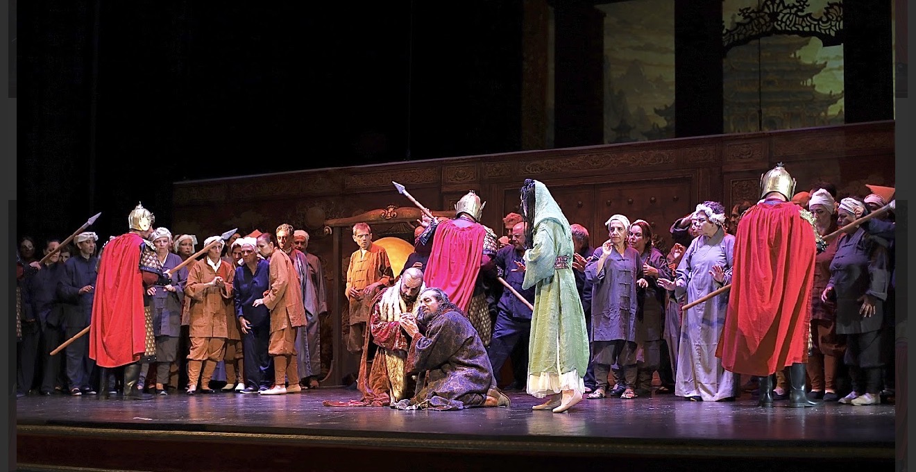 Scena d’insieme con il coro, le guardie e i protagonisti.